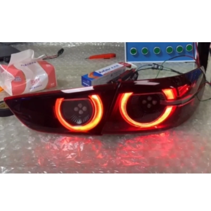 

Задний фонарь в сборе для Mazda3 Axela 2021-2023, обновленный стоп-сигнал Deluxe с указателем поворота, фонарь заднего хода