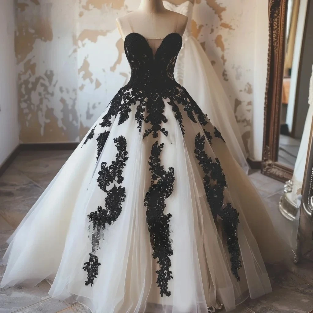 

Gothic Ivory And Black Vintage Wedding Dress Sweetheart Corset Long Bridal Gowns Lace Appliques Vestdio De Novia Customized