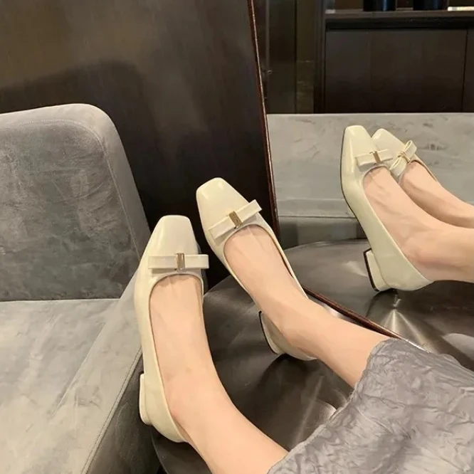 Lederversion Grape Mom 2025, elegante quadratische Kopf-Metallschnalle, Schmetterlingsknoten, klobiger Absatz, Pendlerschuhe, vielseitige offene Zehen-Damen