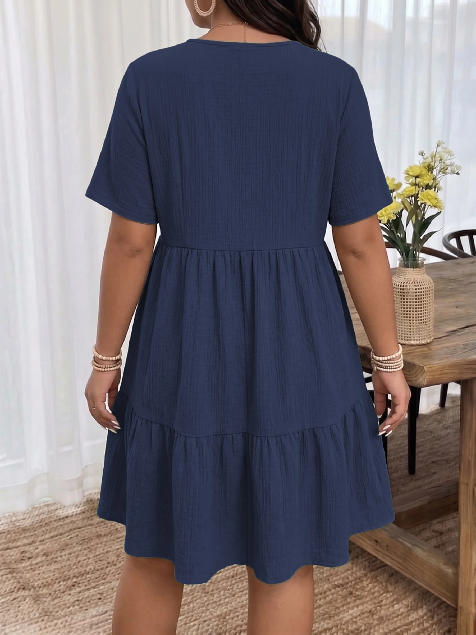 Stilvolles Plus-Size-Damenkleid mit V-Ausschnitt und Stufenrock für Alltagseleganz – Detail 2