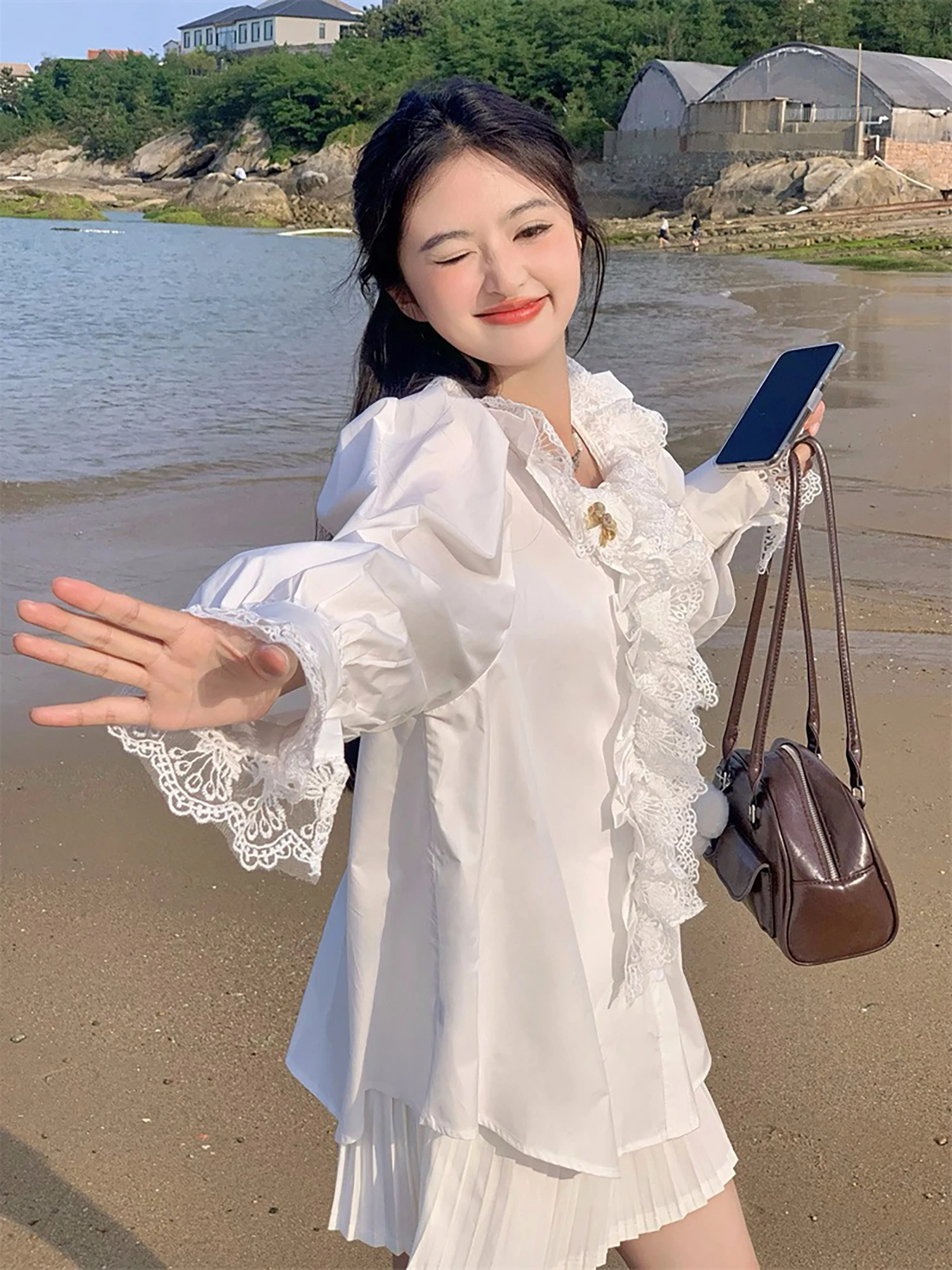 

Vanwenwen White Loose Bubble Sleeve Shirt Women's round Neck Sweet Style Spring Fashion Ladies' Premium Casual Lace Blouse