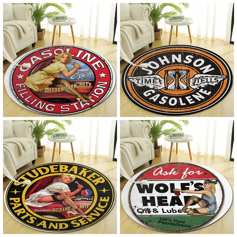 Dolum istasyonu nostaljik araba seksi yağ Pin Up kız eski gaz pompası benzin servis önce kendini Retro yuvarlak pazen zemin kilim