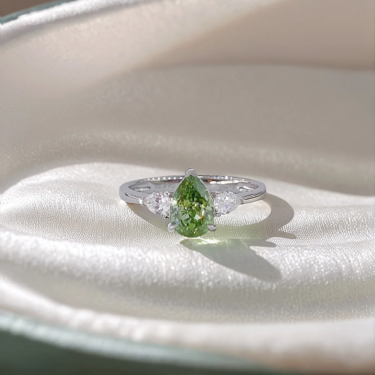 Classical Three-stones Pear Cut Green Diamond Ring 18K White Gold Pear Shape Lab Grown Diamond Engagement Rings For Women