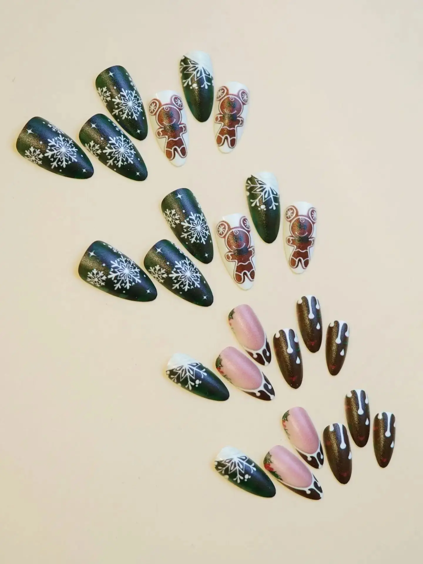 2025 nouveaux faux ongles de Noël conseils portables amande faux ongles avec flocon de neige fleur imprimé européen noël nouvel an presse sur les ongles