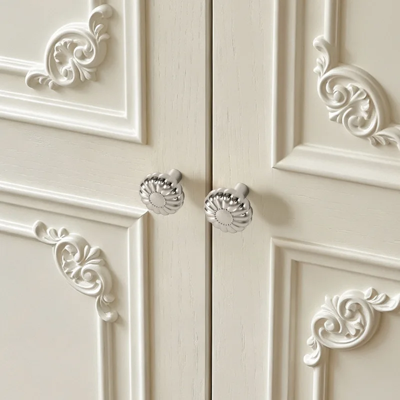 French-style zinc alloy wardrobe door handle, modern minimalist chrome-plated glossy finish, silver single-hole solid handle for