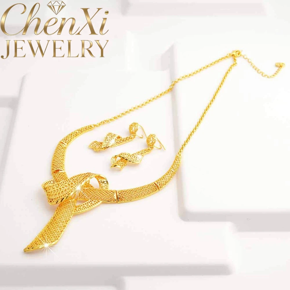 Sand Gold Oversized Hollow Floral Necklace Fine Sculpted Decorative Accessory Romantic All-Match Jewelry Banquet Exquisite Gift
