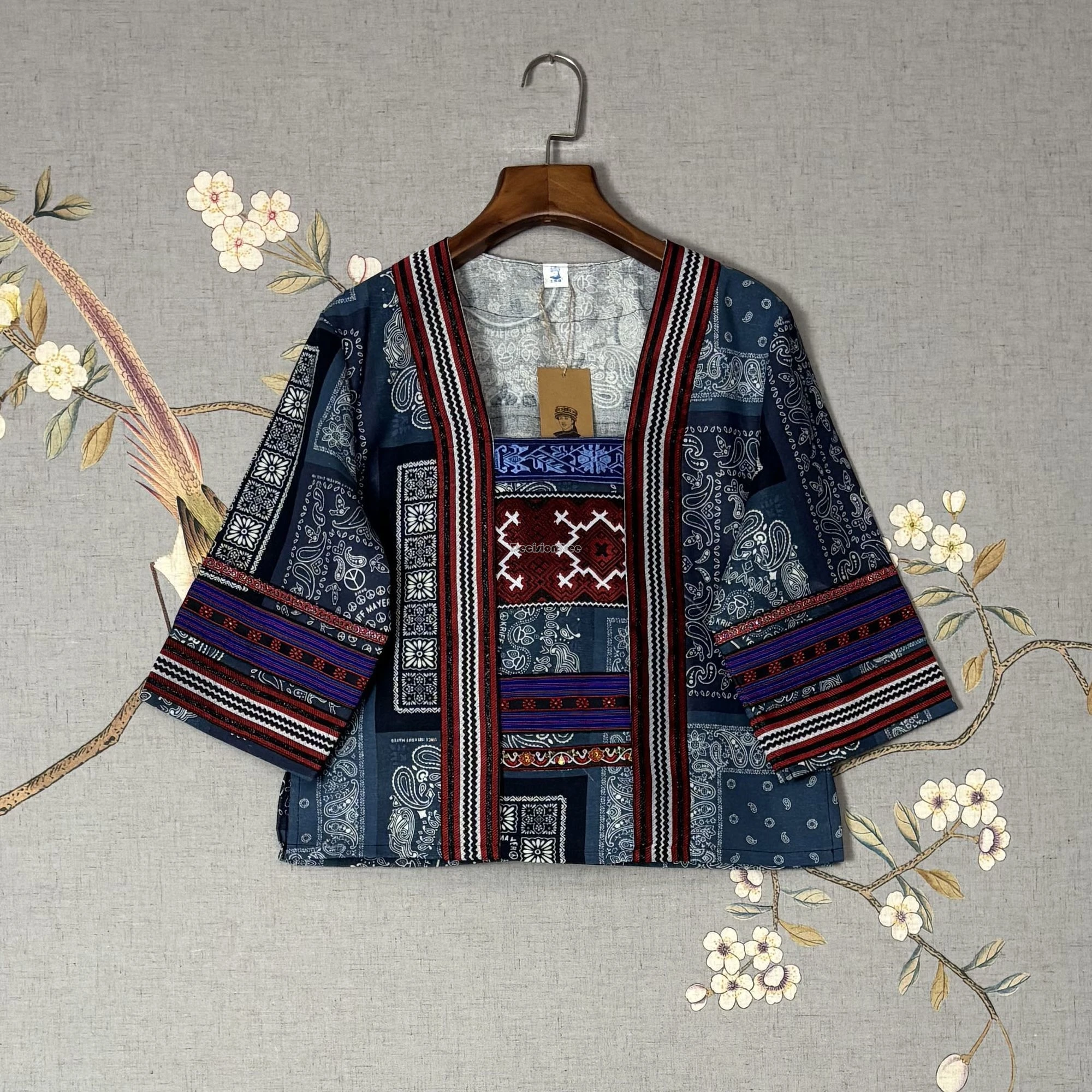 

2025 китайский традиционный этнический стиль меньшинств, женская верхняя одежда, свободное повседневное пальто в стиле ретро с короткими рукавами и квадратным воротником с принтом