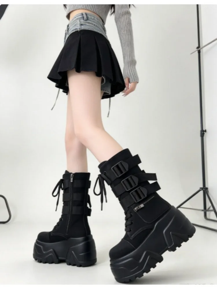 Neue schwarze Plateau-Stiefel im spanischen Stil, mittelhohe Stiefel mit seitlichem Reißverschluss und Schnürung, dunkle Punk-Ritterstiefel mit mehreren Riemen und Schnallen, die die Körpergröße optisch erhöhen. – Detail 3