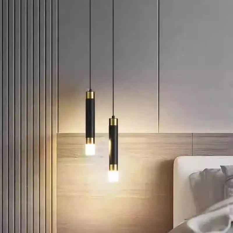 Minimalistyczna luksusowa lampka nocna wisząca z kratką i reflektorami do salonu i sypialni.