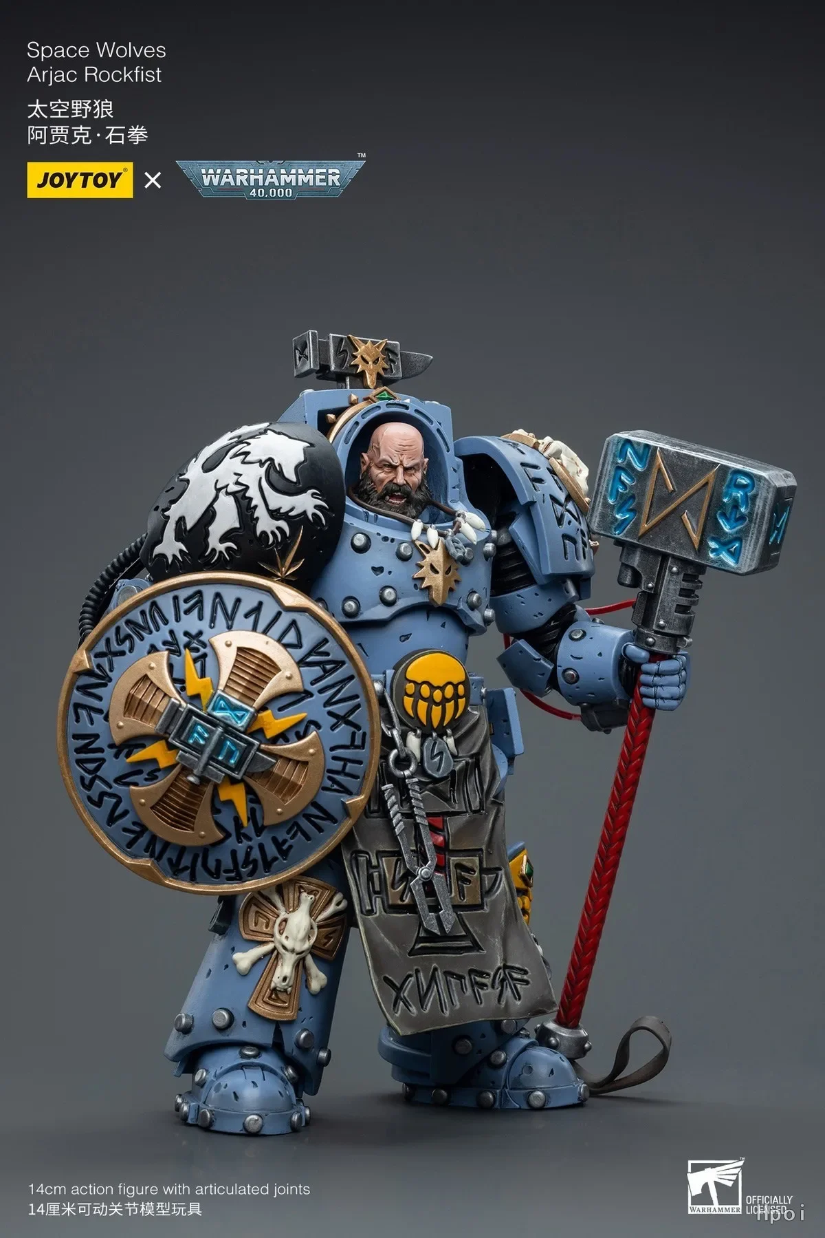 【Original】JOYTOY Warhammer 40K 1/18 ตัวเลขการกระทําหมาป่าอวกาศ Arjac Rockfist ของสะสมของเล่นคลาสสิกรุ่น