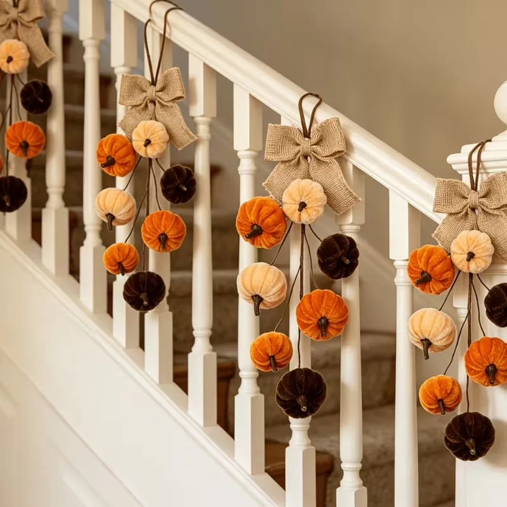 Herbstliche Erntedekoration: Samt-Kürbis-Hängegirlande mit Schleife, Künstlicher Plüsch-Kürbis als Tür- und Wanddekoration für die Thanksgiving-Party – Detail 5