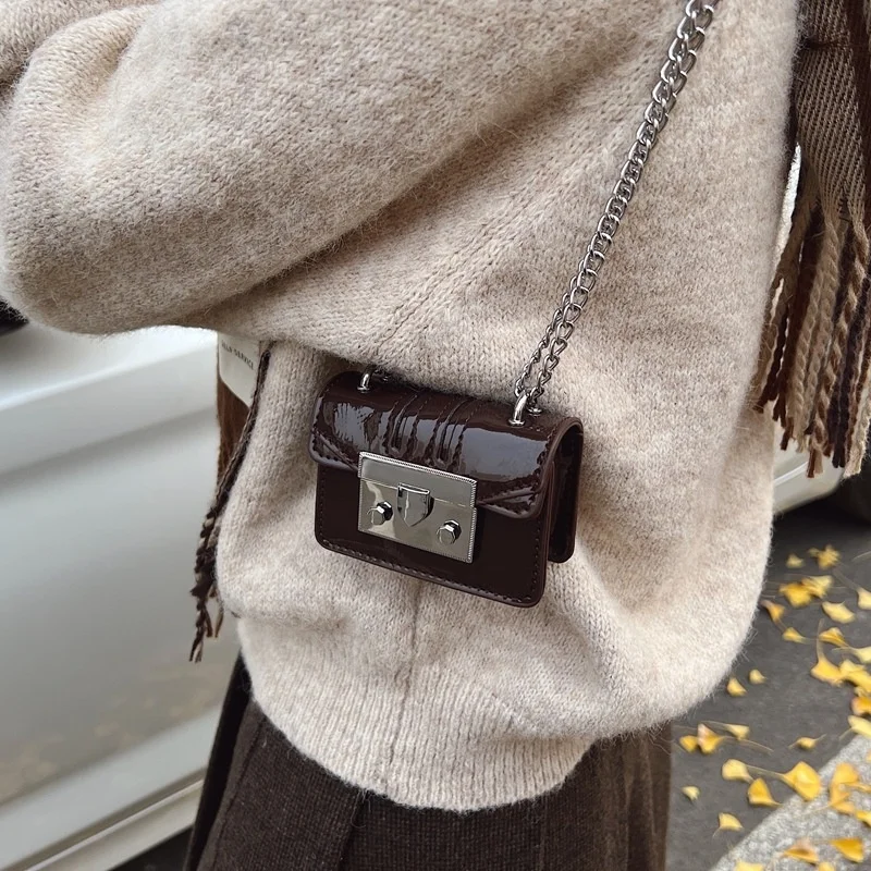 حقيبة يد نسائية موضة 2025 محفظة كتف نسائية سلسلة حقيبة نسائية صغيرة صيفية حقائب كروس للنساء مصمم أزياء فاخرة