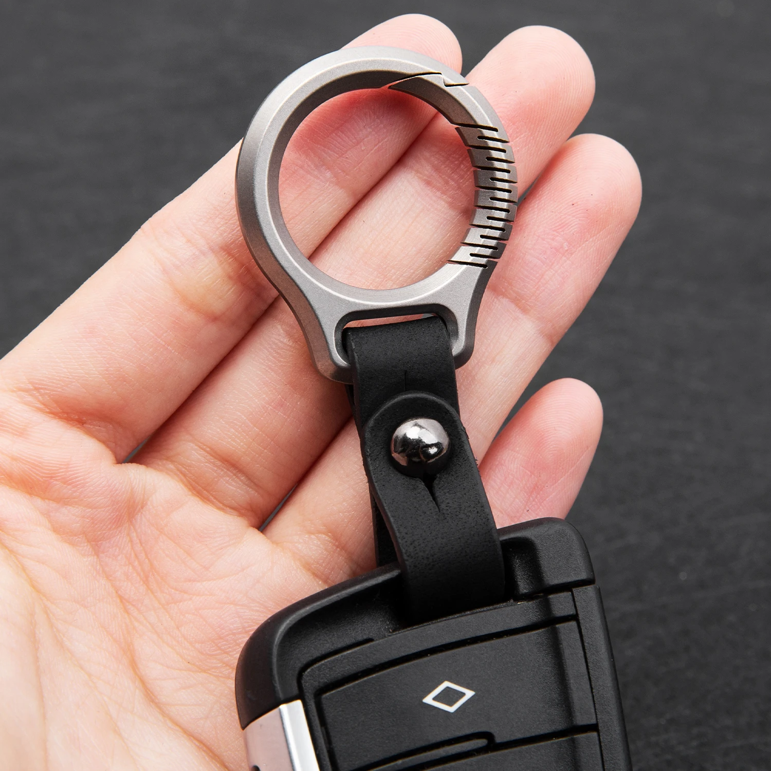 Imagem -02 - Tigle-titanium Alloy Car Keychain para Homens Acessórios de Decoração de Couro Ferramentas Edc Presentes High-end Novo