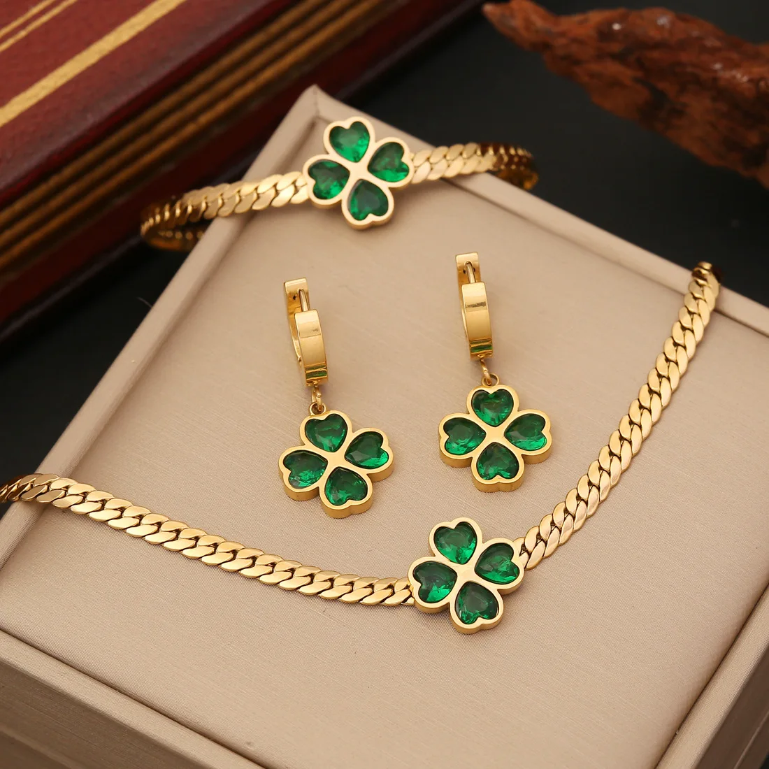 Colar e Pulseira de Trevo: Um Símbolo de Sorte e Elegância