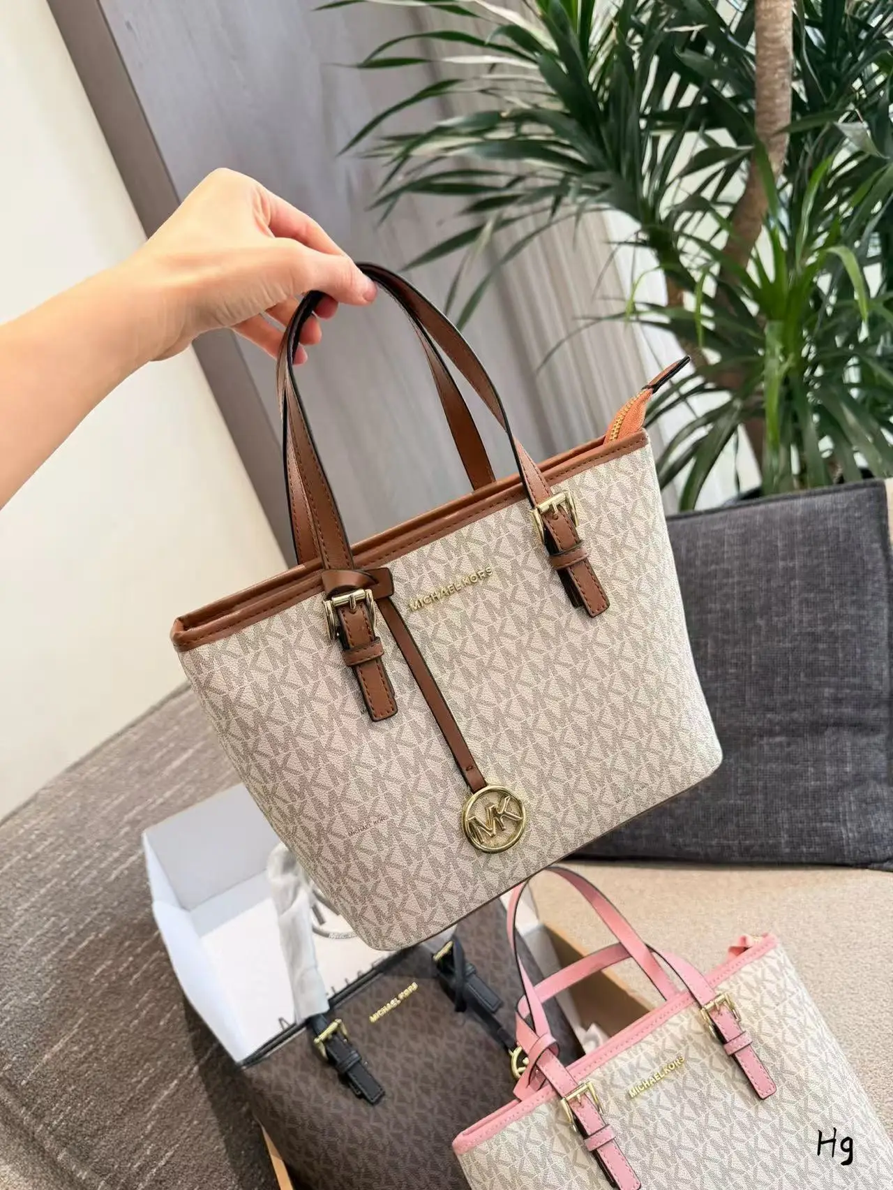 Brand new high-quality Michael Kors Ole Jet Set travel mini PVC print tote bag with leather, for women, can be carried by hand o