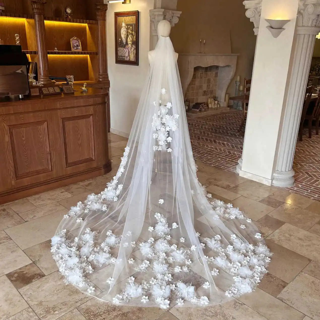 طرحة زفاف فاخرة مزينة بالدانتيل طويلة خاصة حجاب الزفاف الملكي مع مشط إكسسوارات الزفاف الزهرية للنساء حسب الطلب