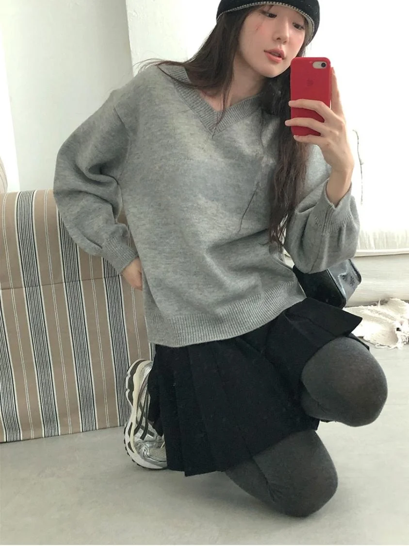 Sweter retro z haftem angielskim, dekolt w serek, luźny krój, dzianina, uniwersalny, wygodny, casualowy, idealny na zimę, do dojazdów do pracy, modny.