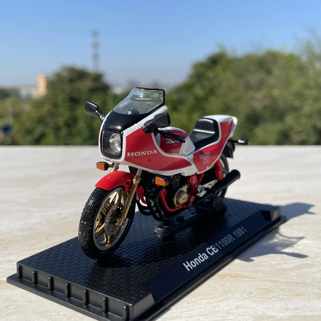 大人のための収集可能な合金モーターサイクルモデル,1:24スケール,収集可能なお土産,静的ディスプレイ,cb1100r,1981