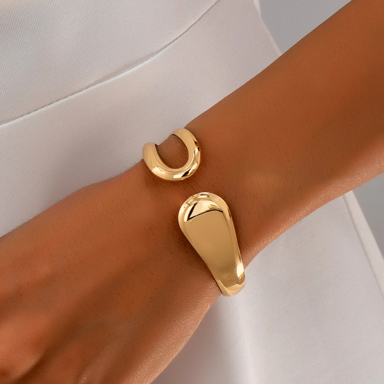 A Fashionable Women's Open Bracelet with a Stylish and Versatile Hollow Geometric Design, Suitable for Everyday Wear