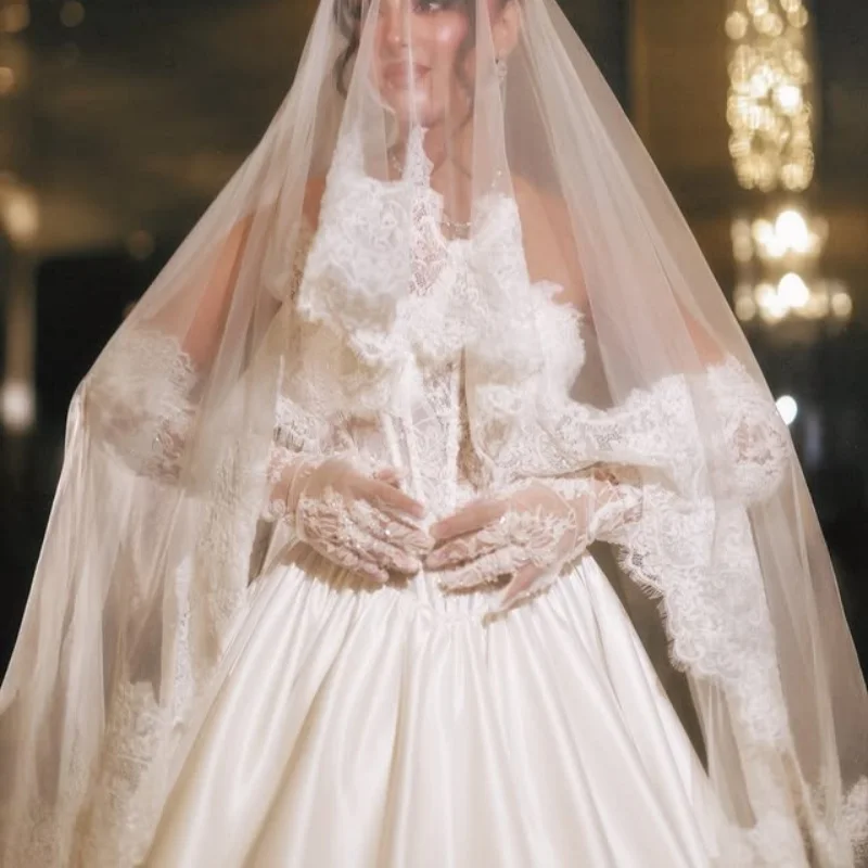 Robes de mariée simples en Satin blanc, avec des Appliques, épaules dénudées, jupe une décalcomanie florale, sur mesure