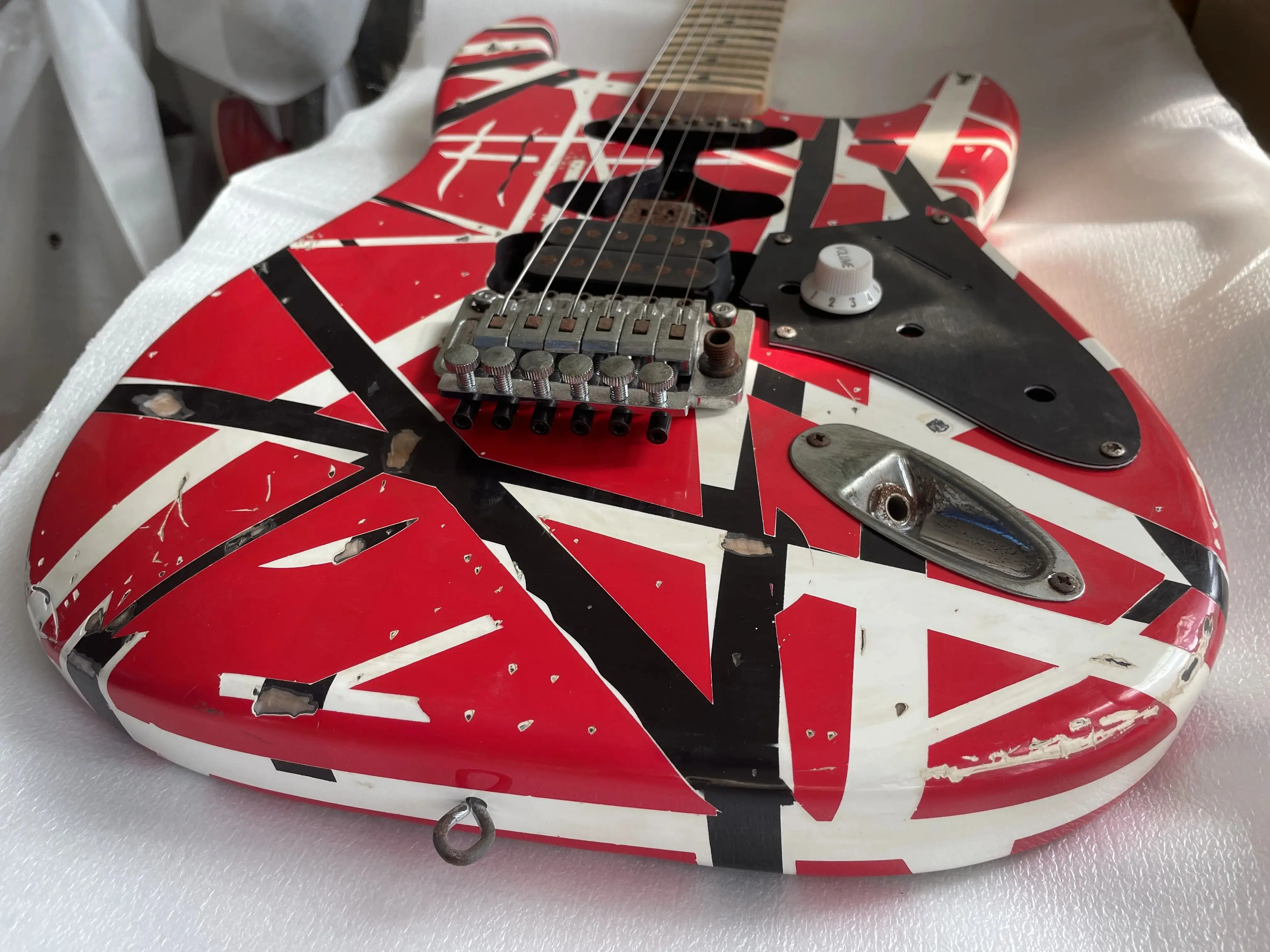 EVH Striped Series Frankie 2023  Red, Black, White  Guitar