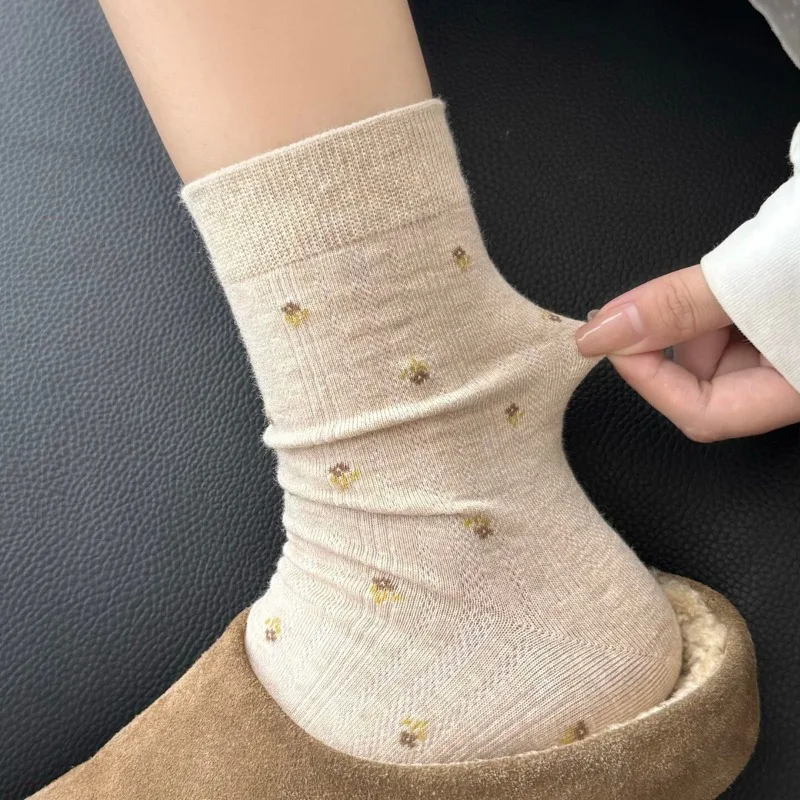 

5 Pairs Beige Women's Mid-Calf Socks White Autumn Cotton Socks Female Japanese Vintage Floral Cotton Loose Socks High Quality
