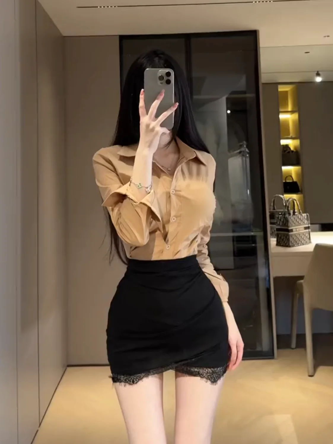 

Dongda Gate 2024 New Women's Shirt Sexy Chest Exposure Waist Cinching Slimming Pleated Versatile Long Sleeve Neck Pure C...