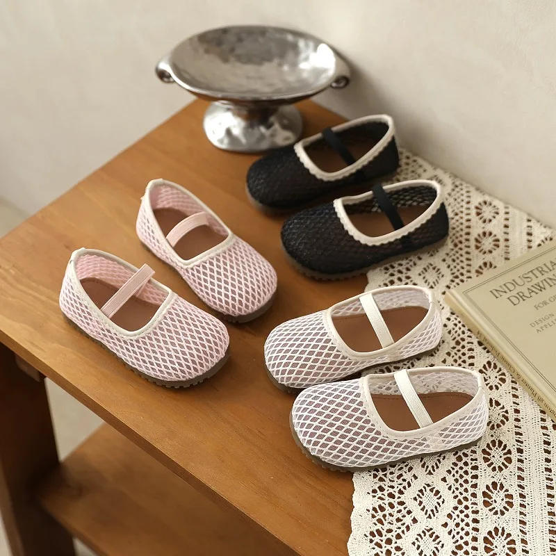 

Детские сандалии для девочек, сетчатые, однотонные, с нескользящей мягкой подошвой, летние, новинка 2026 года, модные, милые, в стиле принцессы