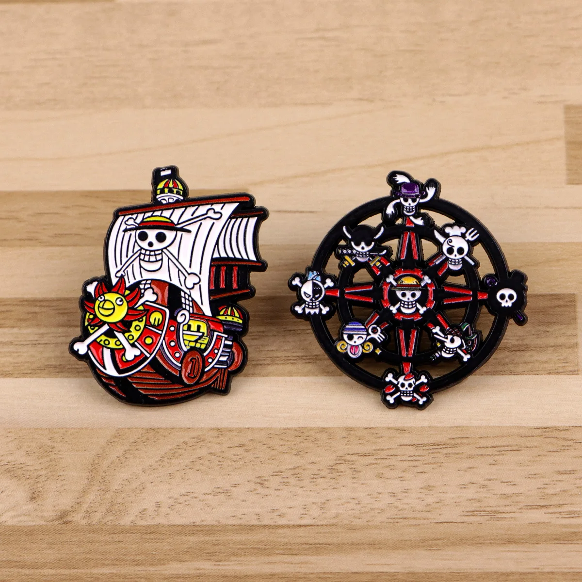 2er-Set niedliche Emaille-Pins: Anime-Schiff-Broschen für Rucksäcke, Hüte, Reversnadeln, Abzeichen für Fans, Geschenke, Cosplay-Zubehör, Spielzeug – Detail 4