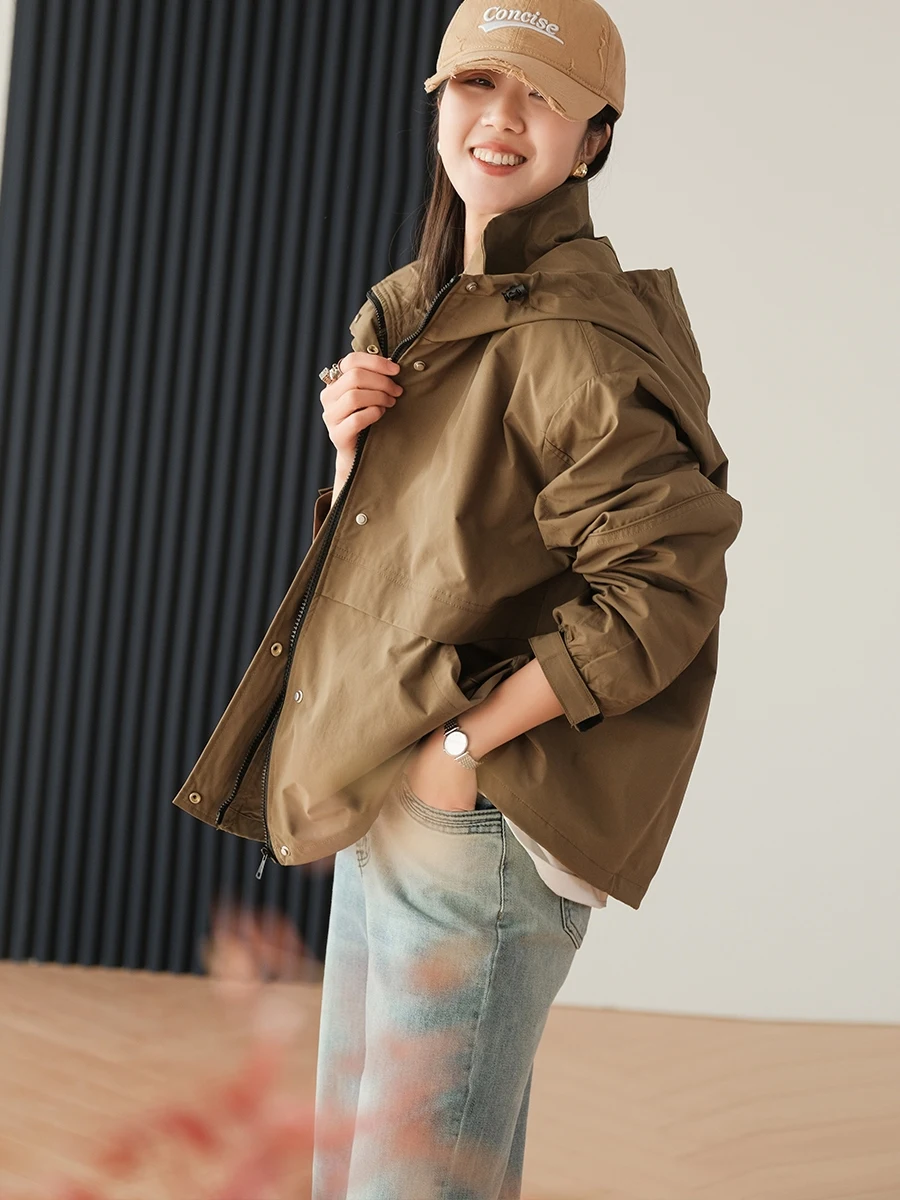 

Повседневная модная короткая куртка с капюшоном для женщин, свободного кроя, простая, в стиле рабочей одежды, ветровка, весна 2024, 100% полиэстер