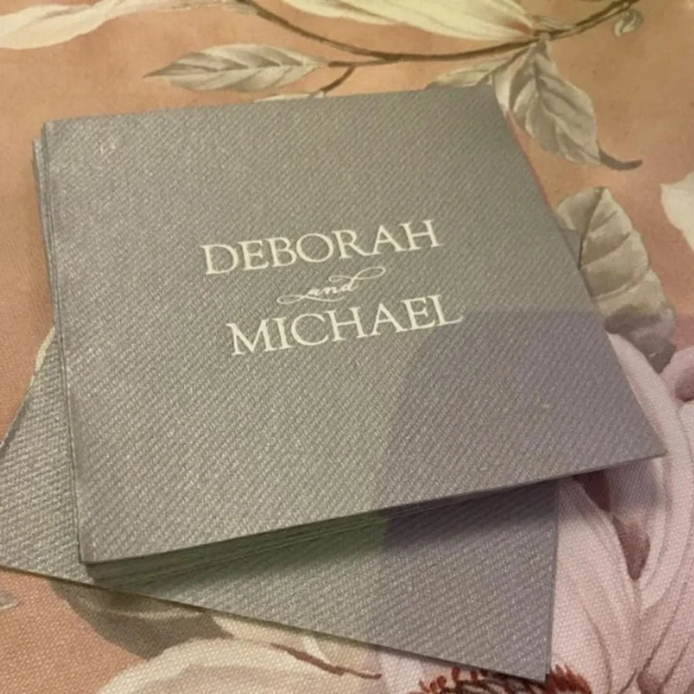 مناديل كوكتيل لمشروبات الزفاف المخصصة، مع أسماء الزوجين - اختر التصميم واللون، استخدم المناديل المربعة عالية الجودة