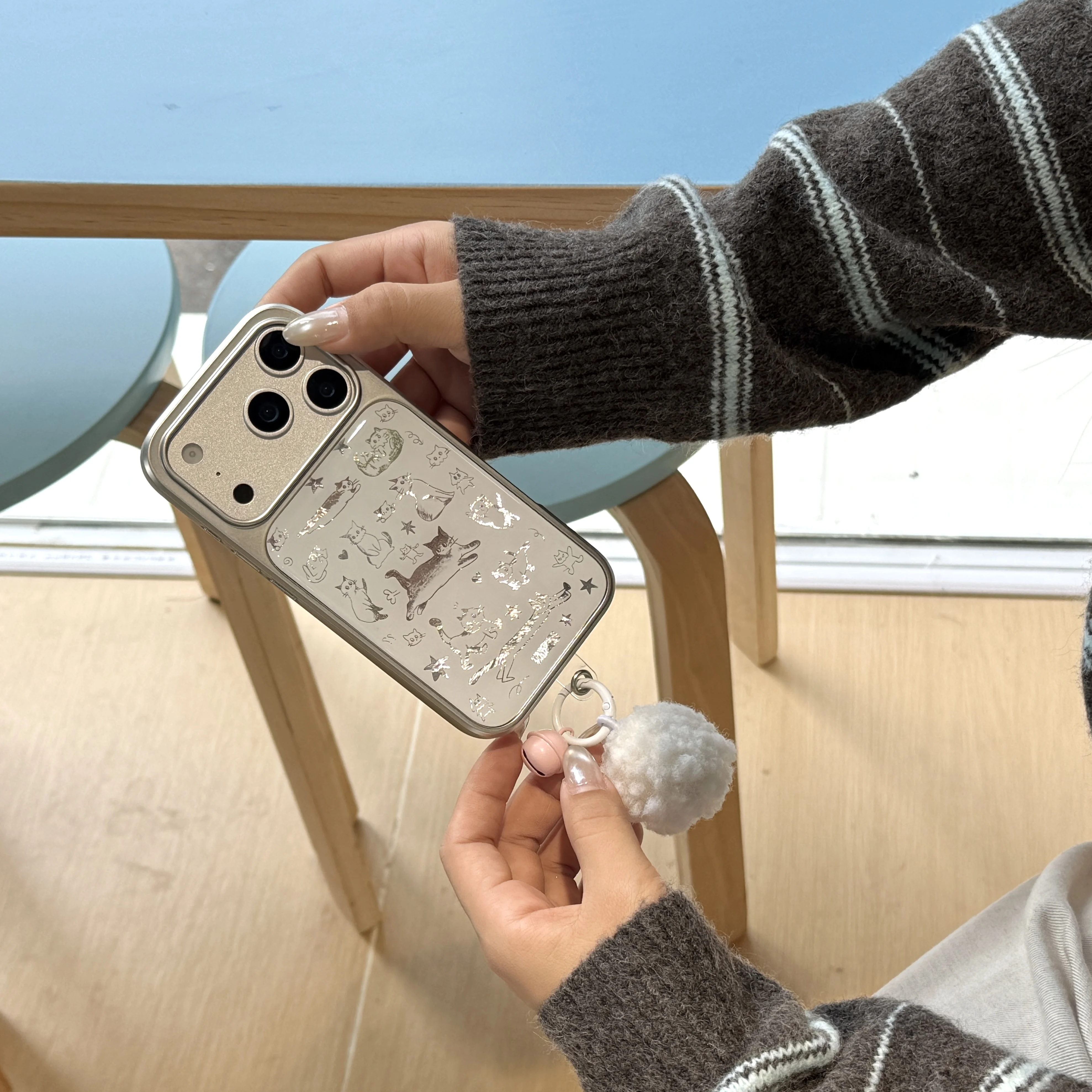 전기도금된 손그림 고양이와 푹신한 장식이 있는 귀엽고 사랑스러운 아이폰 17 16 15 14 11 12 13 프로 맥스 플러스 백 커버