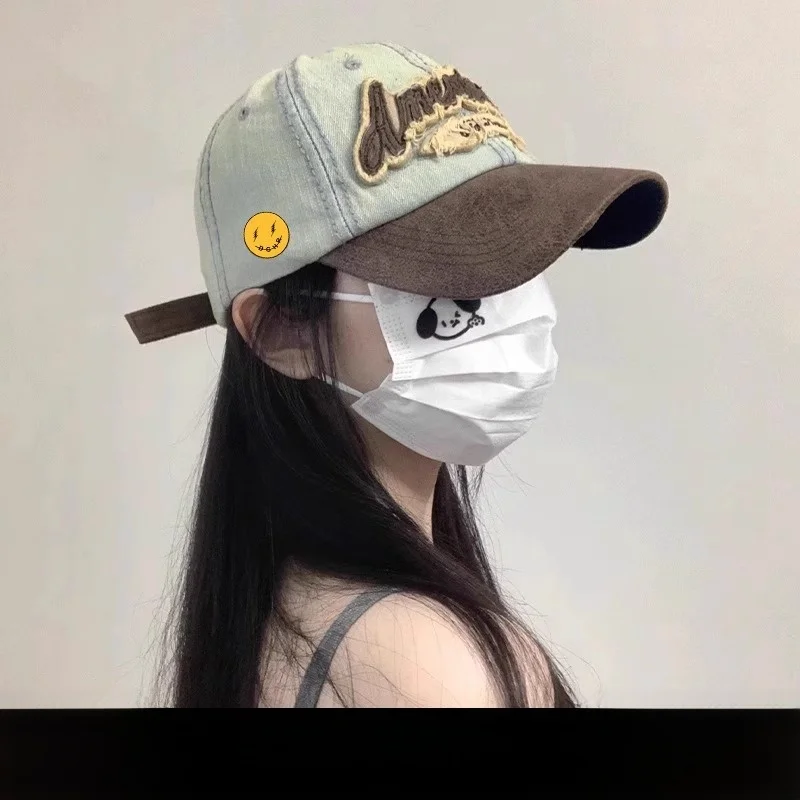 ストリートスタイルの野球帽、ほつれ加工の縁と刺繍文字入り、女性用-an-カジュアルコットンキャップ、旅行やレジャーに最適