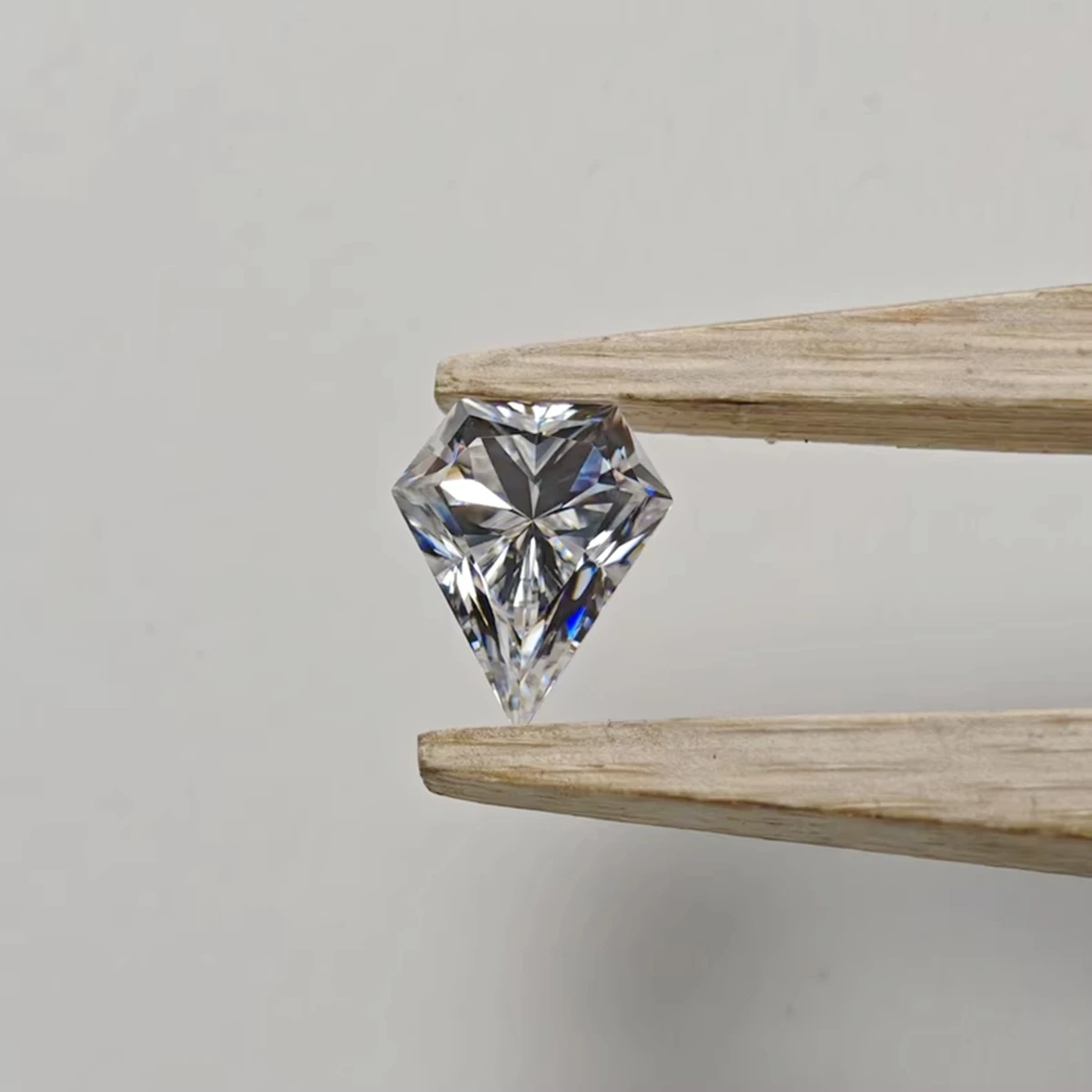 

1 шт. 8X9,7 мм кайт огранки свободный драгоценный камень Муассанит D пламя светящееся кольцо браслет ожерелье ювелирные изделия