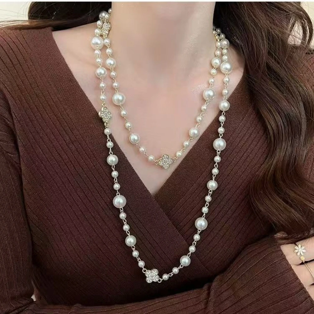 colar-longo-de-perolas-camellia-famoso-para-mulheres-com-duas-camadas-colar-comprido-feminino-corrente-para-usar-com-blusas-com-motivos-de-rosas