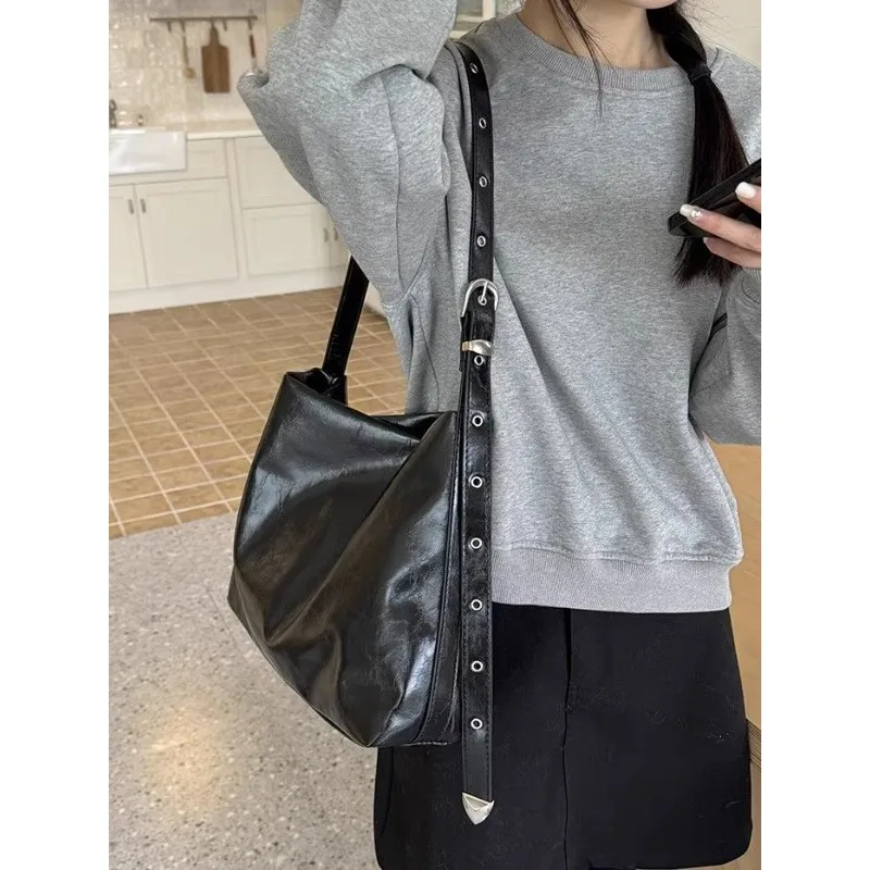 

Black PU Tote Bag Women Korean Fashion Large Capacity Commuting Shoulder Bag Female Designer Solid Color Crossbody Bag 2025