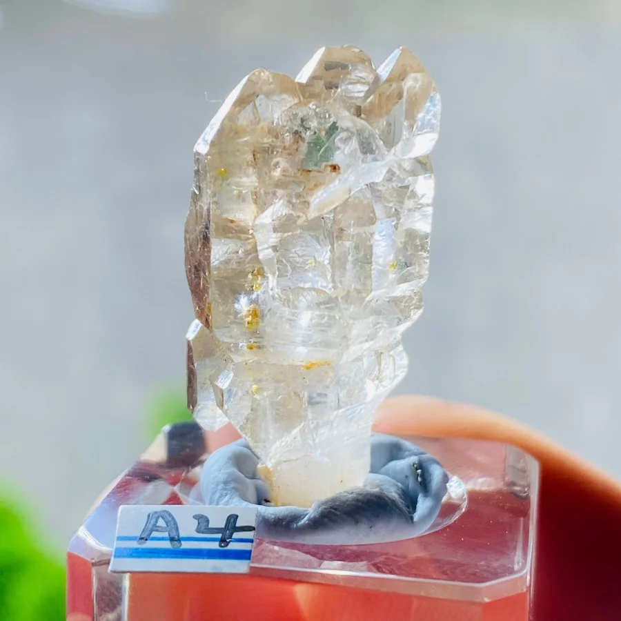 Selected100% Natural Petroleum Quartzoil-Bile Crystal Mineral Raw Stone Crystal Fluorescent Specimen For Collection And  Display