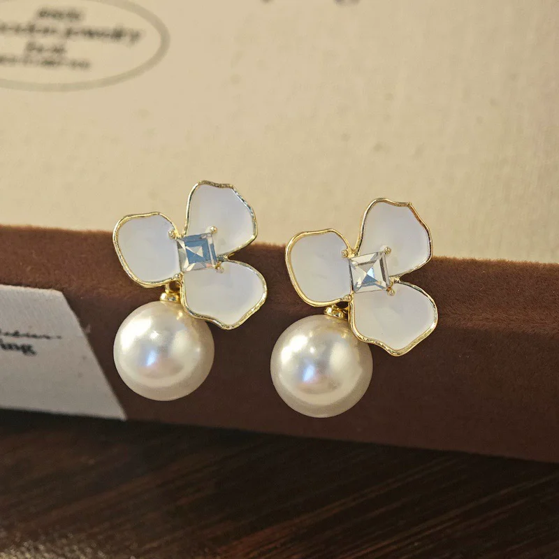 Elegant White Flower Drop Earrings Inlay Rhombus Rhinestones Charms Imitation Pearl Dangle Earrings Trendy Jewelry for Women