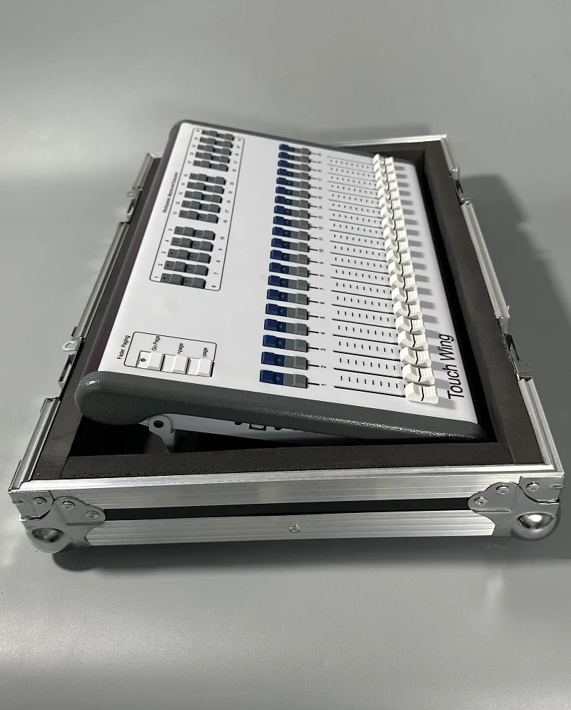 Touch Wing DMX Controller pro plus Stage Lighting Console 192 Tiger Touch with Road Case for Titan Quarz DMX Console
