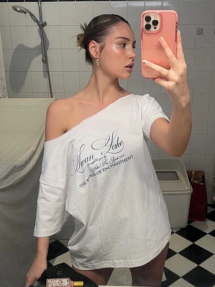 Sisterlinda 2025 T-shirt di nuova tendenza da donna con stampa di lettere spalla inclinata manica corta moda quotidiana stile versatile streetwear