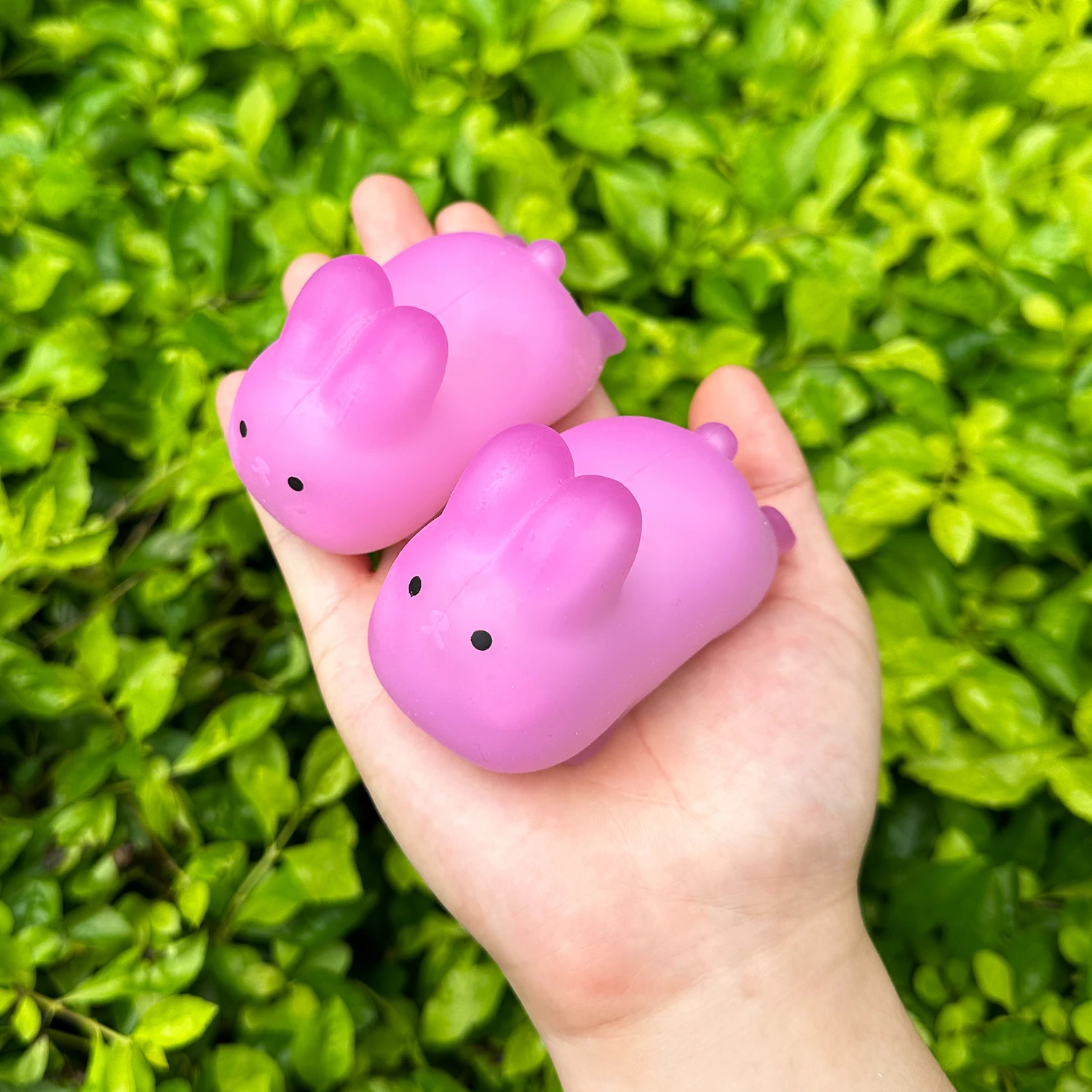 A rabbit that changes color when exposed to light pinches a decompression toy,which will change color when placed under sunlight