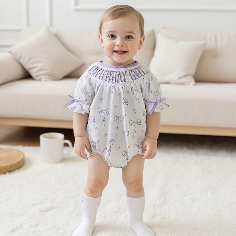 

Милые комбинезоны для маленьких девочек с очаровательным бантом и милой вышивкой букв, идеально подходящие для летних игровых знаков и семейных прогулок