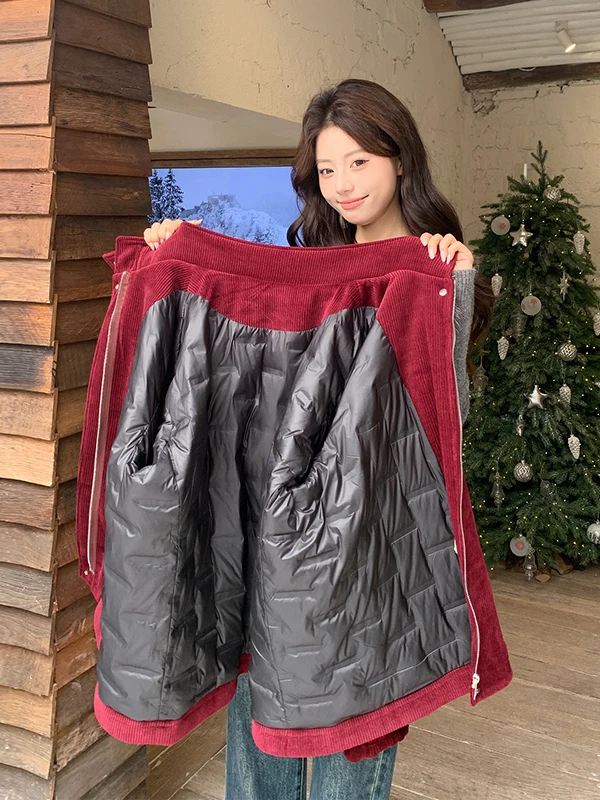 معطف نسائي من القطيفة بلون النبيذ الأحمر مع ياقة فرو كبيرة وخصر ضيق للتدفئة