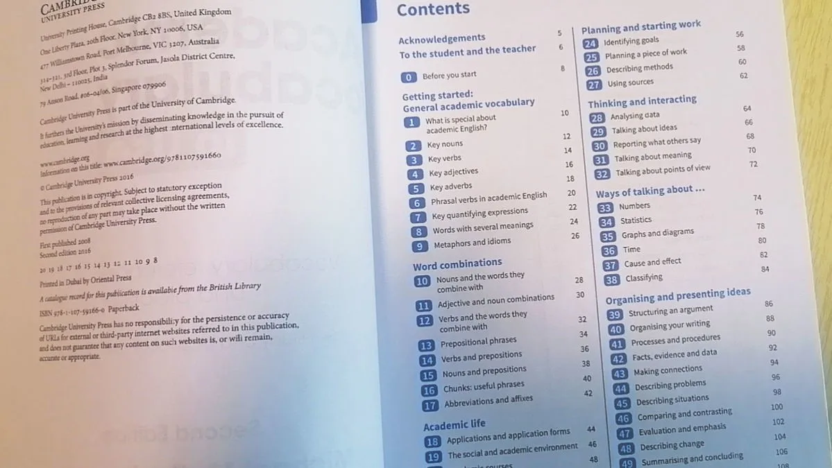 Herramienta de libro de texto para práctica en inglés, herramienta de uso de vocabulario en inglés de Cambridge