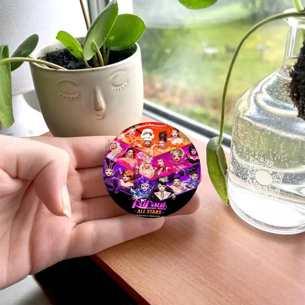 RuPaul S سحب سباق جولة زر دبابيس شعار دبابيس الإبداعية على ظهره الملابس الديكور موضة الكرتون مجوهرات هدايا
