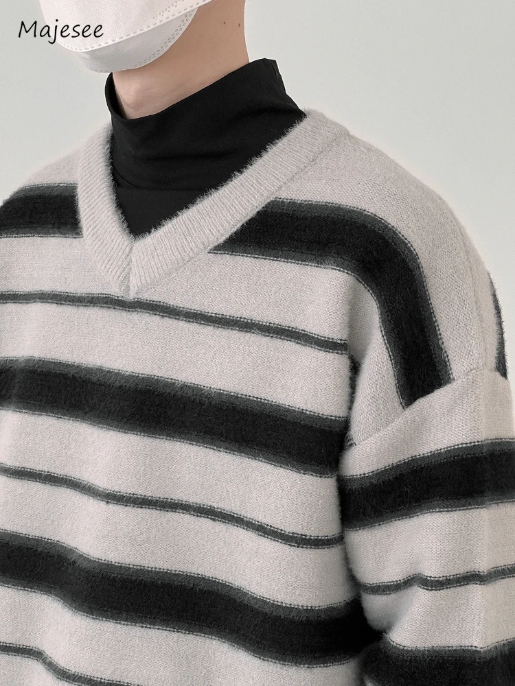 

Striped Sweaters Men Leisure V-neck Cozy Harajuku Contrast Color Japanese Commuting Style All-match Warm Simple Daily Slouchy