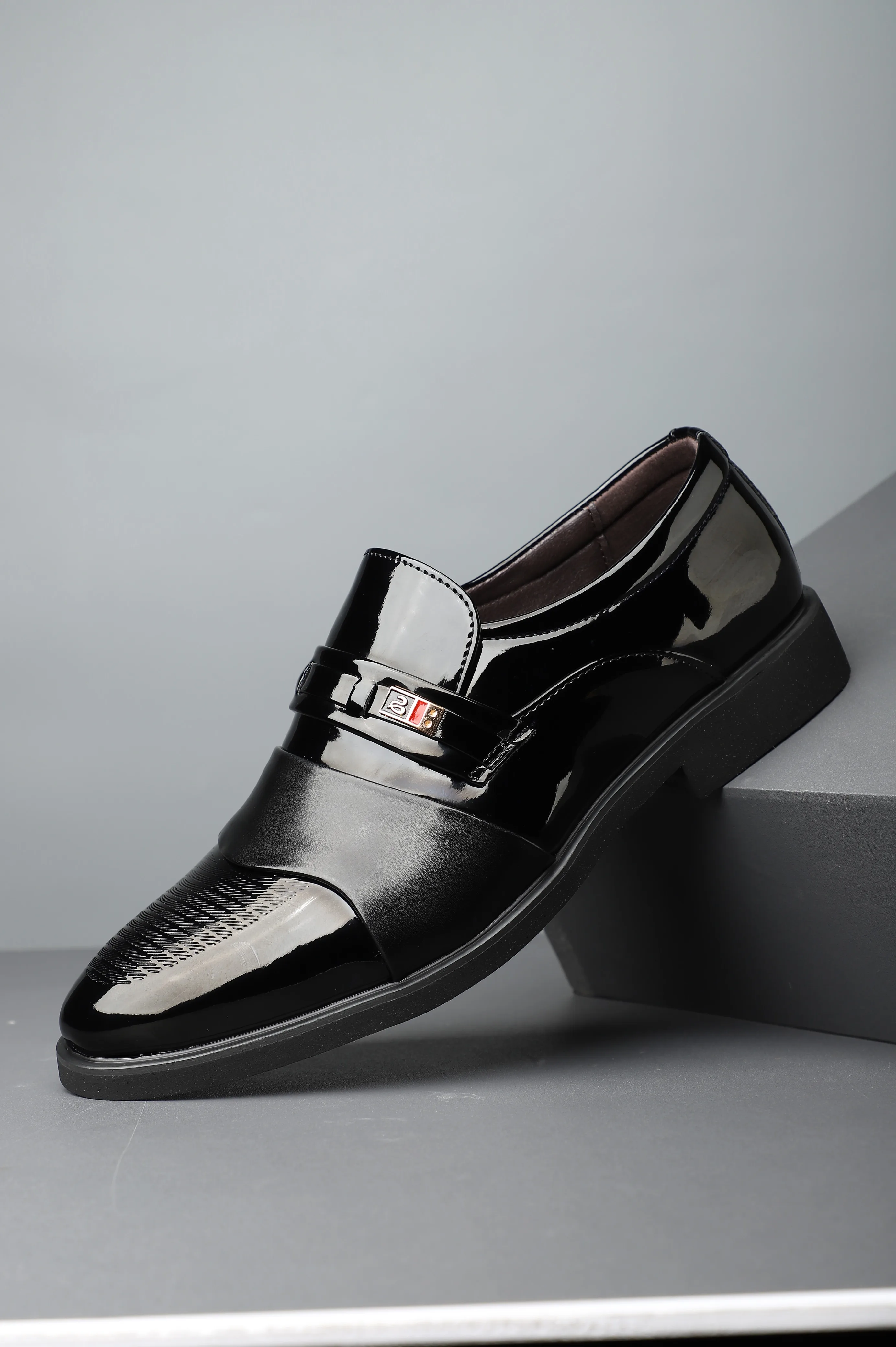 

Бордовые глянцевые деловые туфли из двухцветной кожи для официальных мероприятий