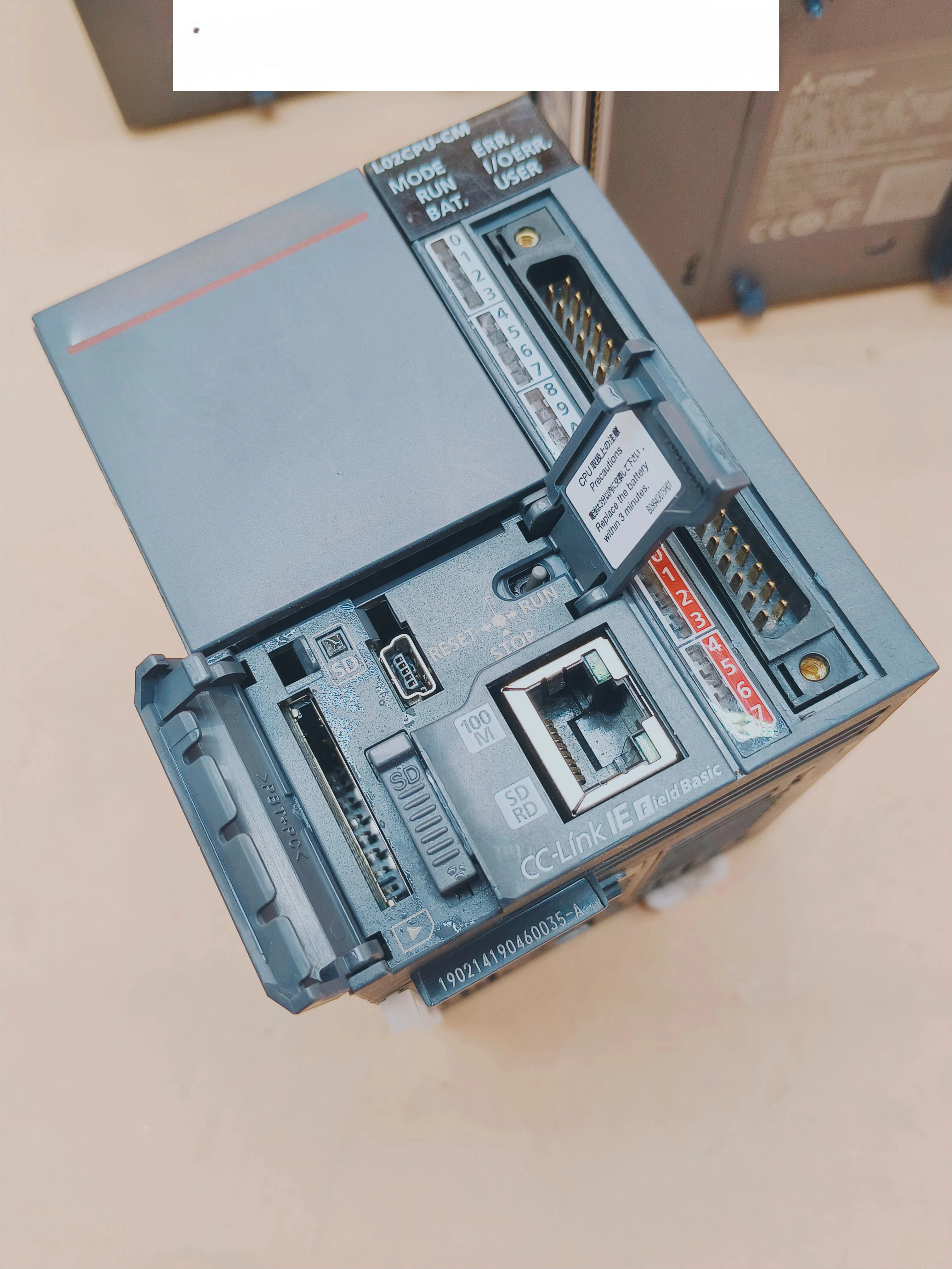 Controlador PLC de coluna L L L02CPU-CM 90% novo