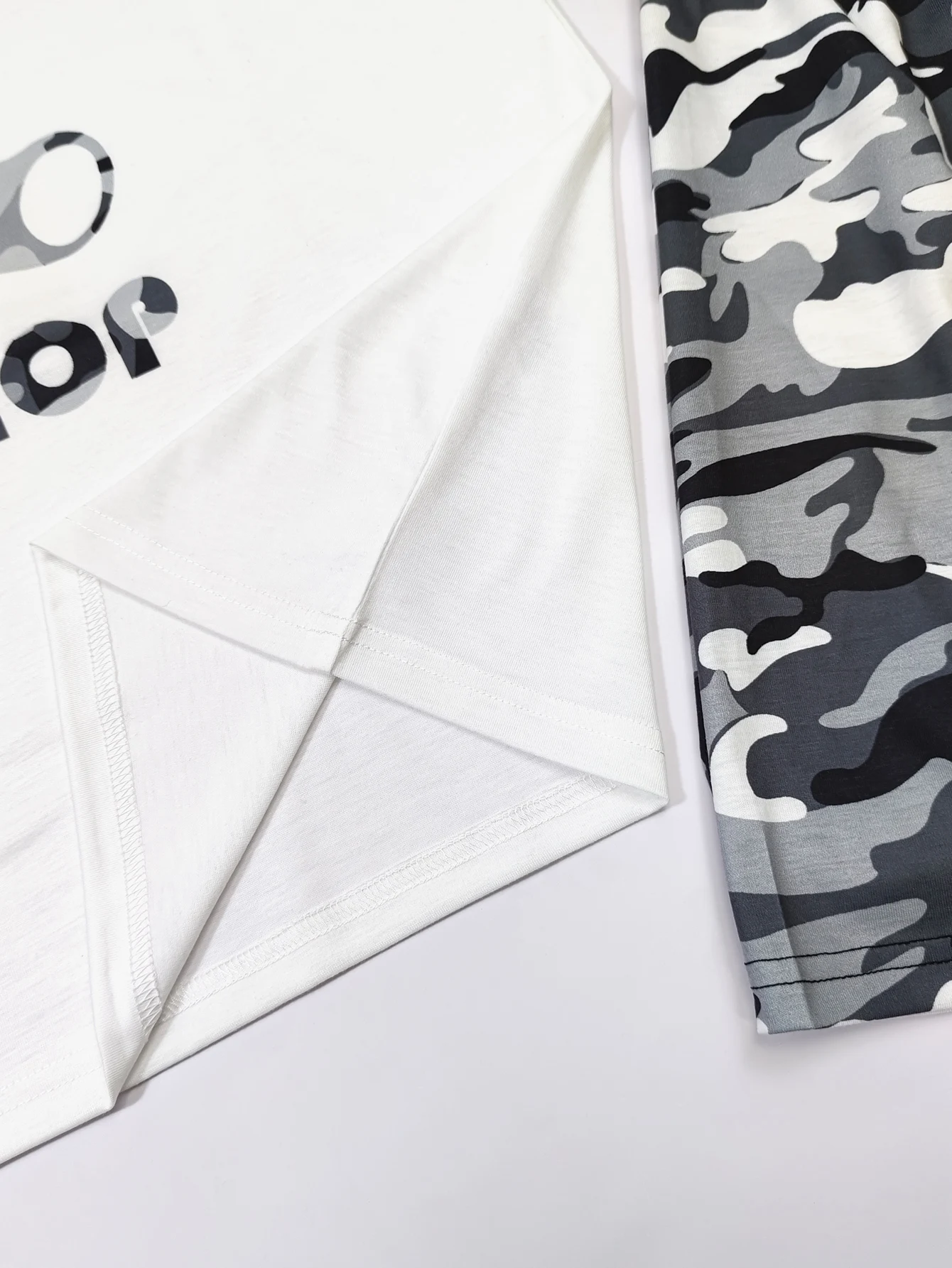 Men\'s casual pajamas fashionable home clothing rabbit printed T-shirt and camouflage printed shorts two-piece set