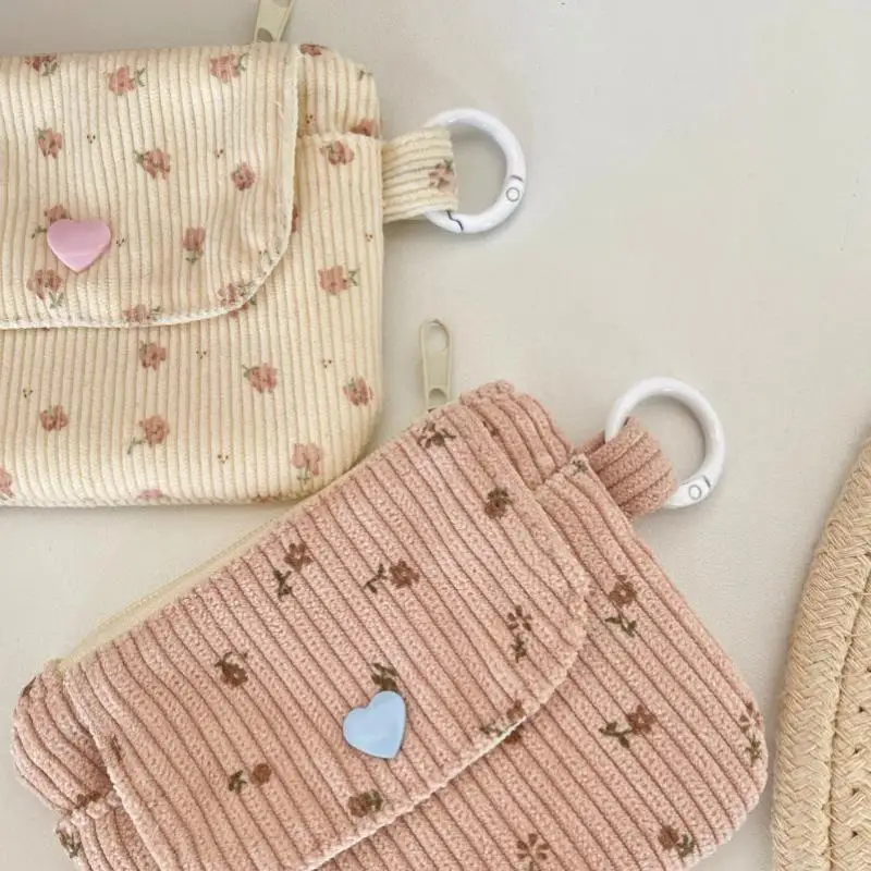 Niedliche Cord-Münztasche mit Blumenmuster und Herz-Druckknopf, perfekt zum Aufbewahren von Münzen, Lippenstiften, Ohrhörern für den täglichen Gebrauch. – Detail 7